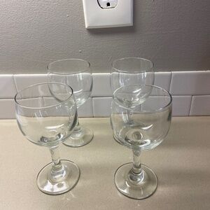 4 piece set of wine glasses Exc